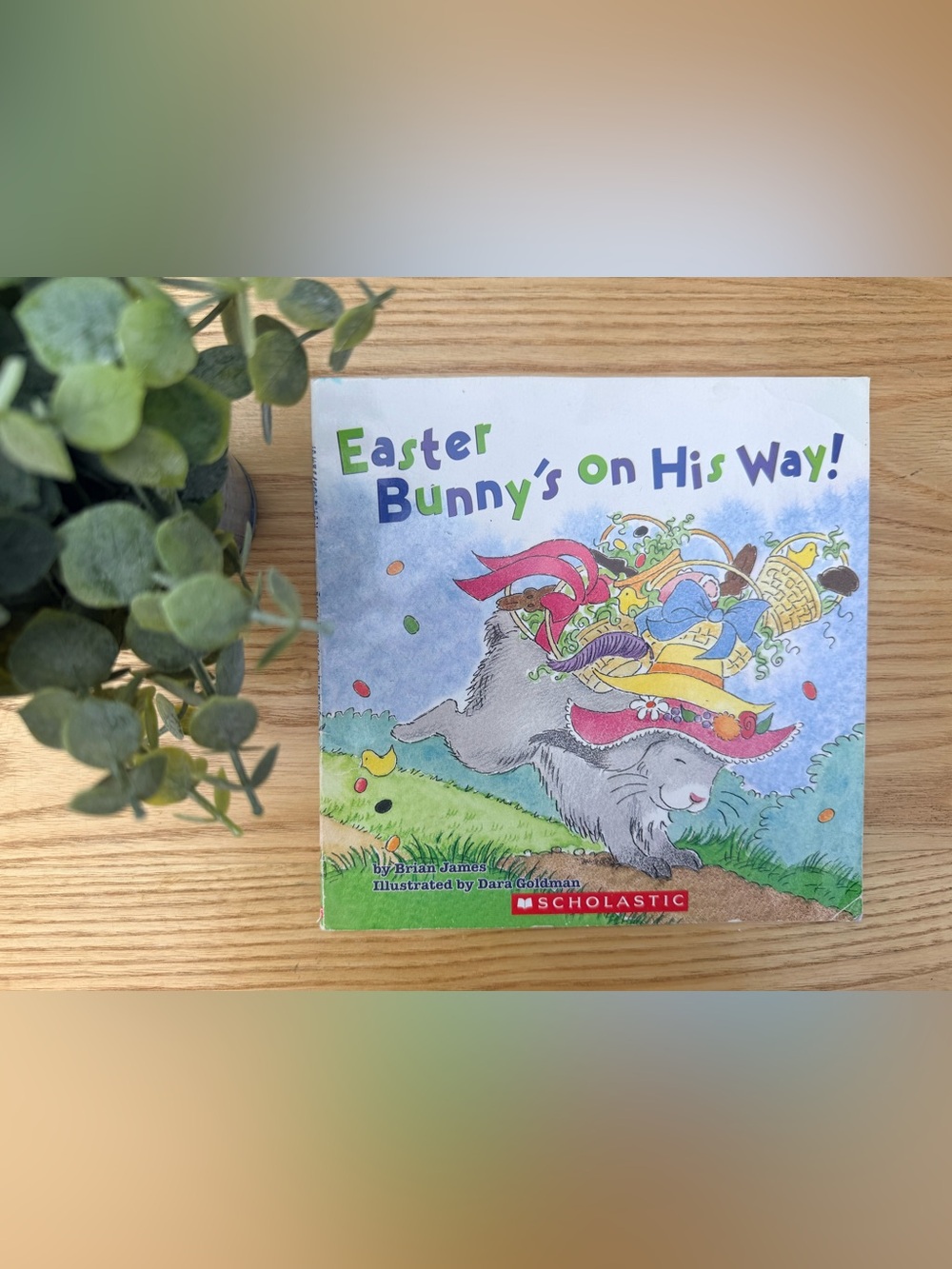 🌿10/$25 • Scholastic Easter Bunny's on His Way! Paperback